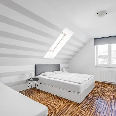 Rodinne Alex & Gregor Bešeňová